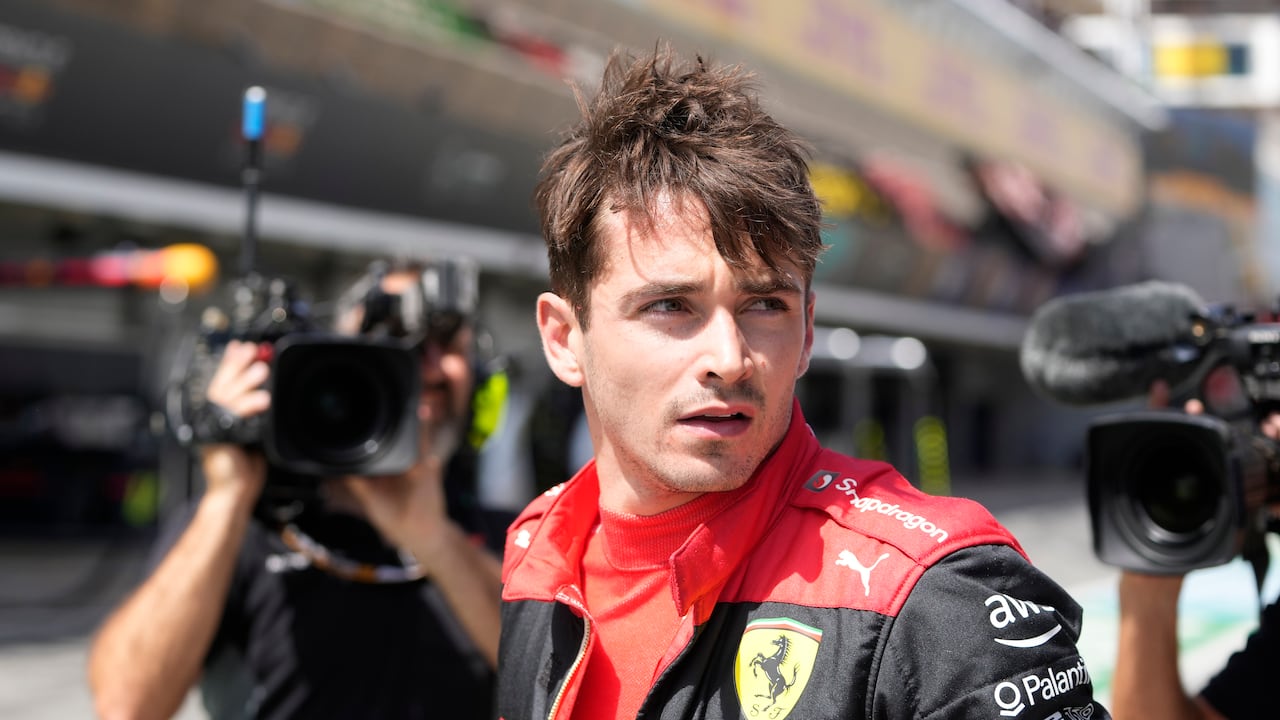 Charles Leclerc del equipo Ferrari tras abandonar el Gran Premio de España en Barcelona, el domingo 22 de mayo de 2022