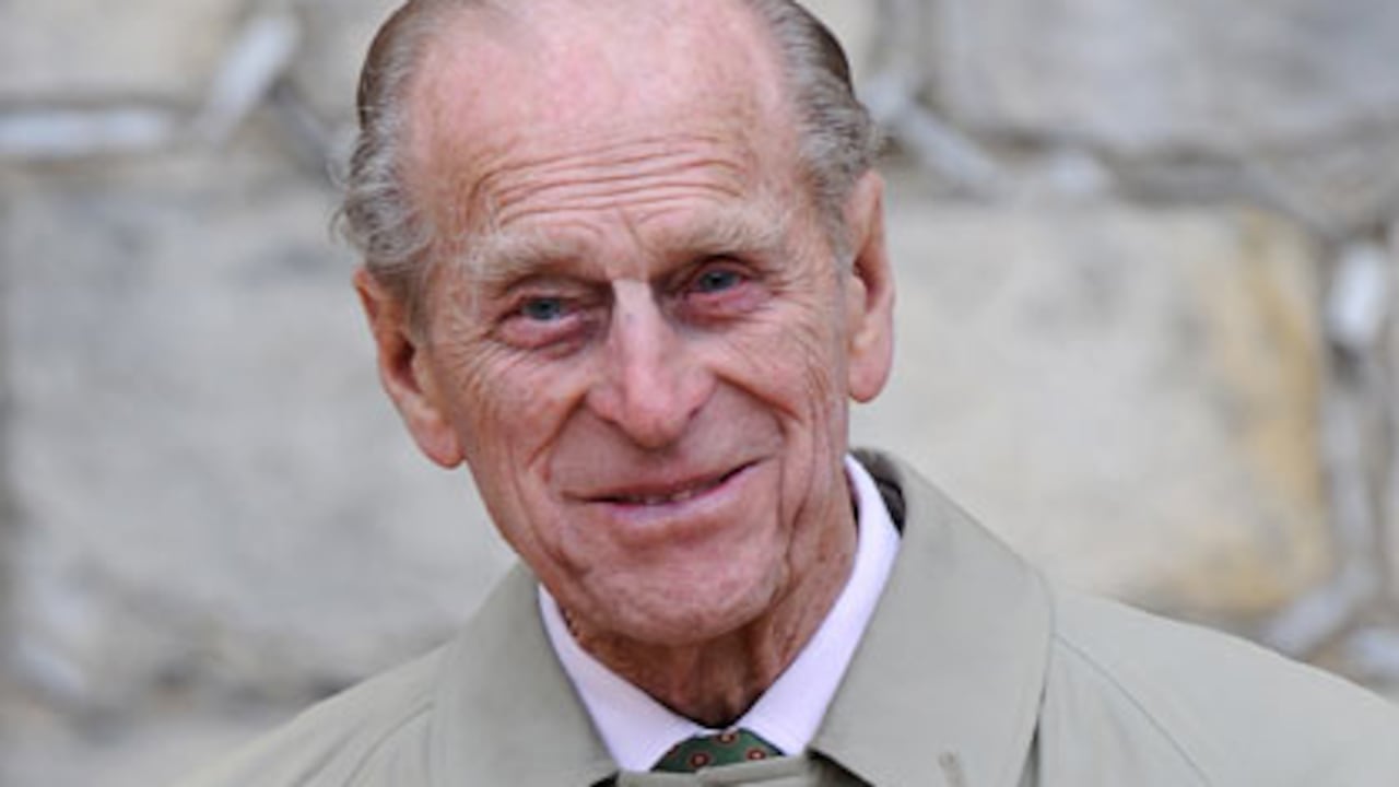 Felipe nació en la isla griega de Corfú en 1921, participó en la Segunda Guerra Mundial y se casó con Isabel en 1947. Desde entonces es el leal escudero de la Reina