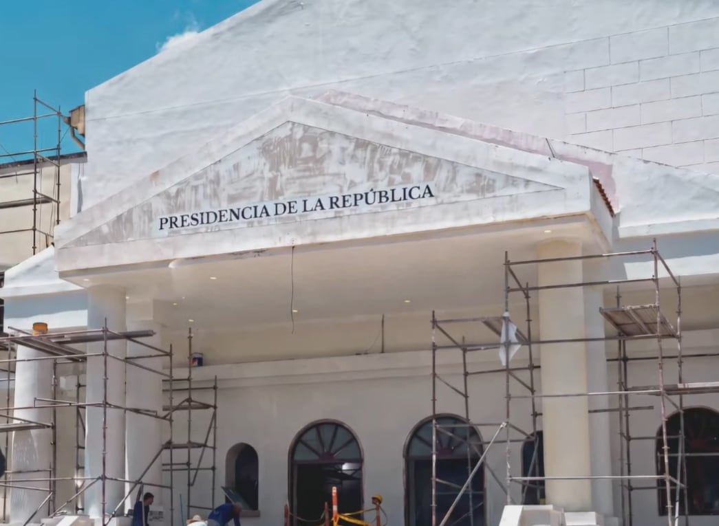 Abelardo de la Espriella defendió la sede de trabajo que tendrá en Barranquilla como parte de su estrategia de descentralización, negó que se esté construyendo un nuevo palacio presidencial y aseguró que el mobiliario será adquirido con recursos propios para luego donarlo al Estado.