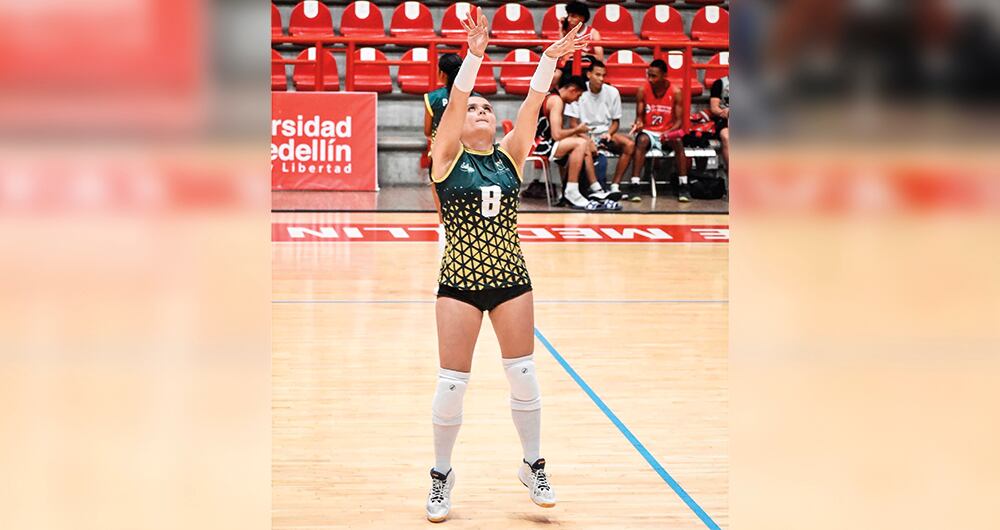 Emiliana juega con el Politécnico Colombiano Jaime Isaza Cadavid. 