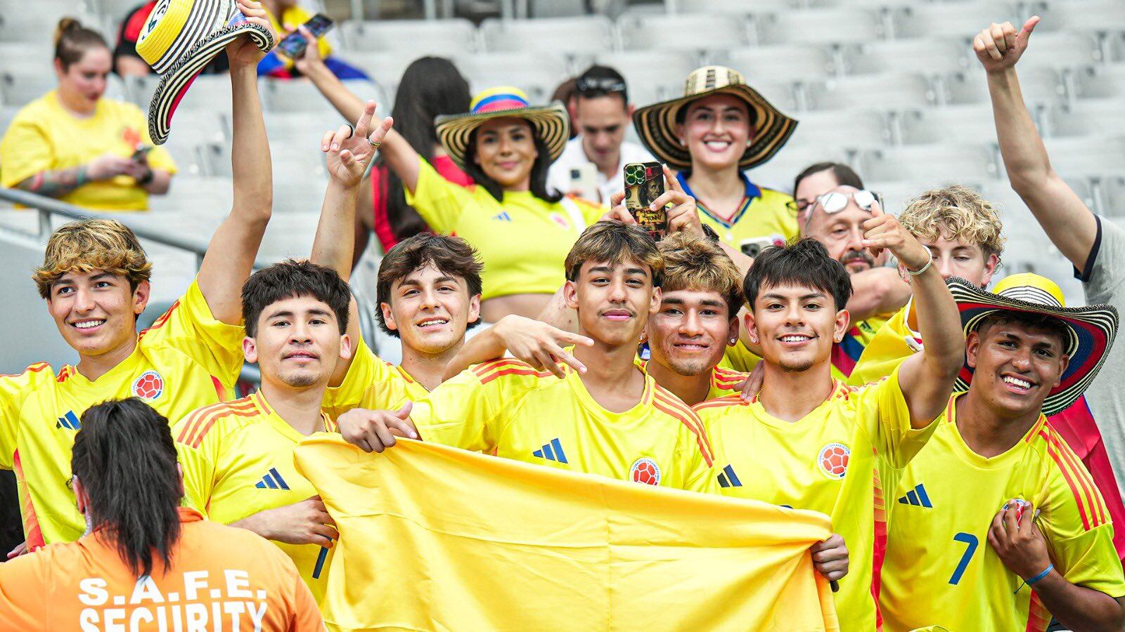 Hinchas apoyan a la selección Colombia frente a Panamá