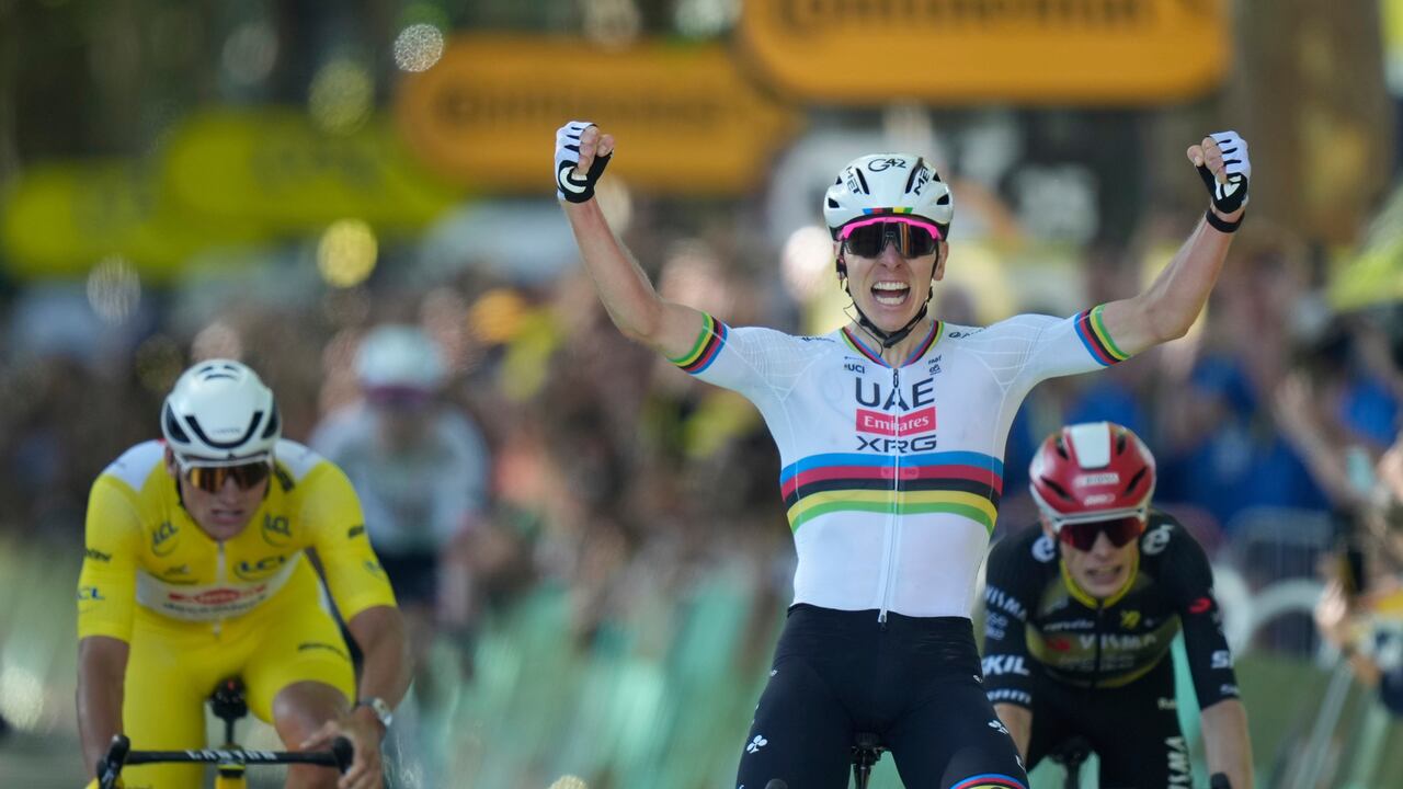 Tadej Pogacar celebrando su victoria 100 como profesional