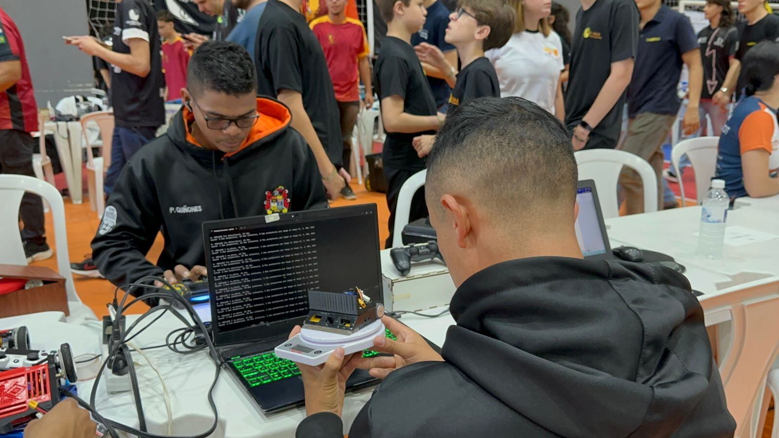 El equipo combina conocimientos técnicos para optimizar el diseño y funcionamiento del prototipo.