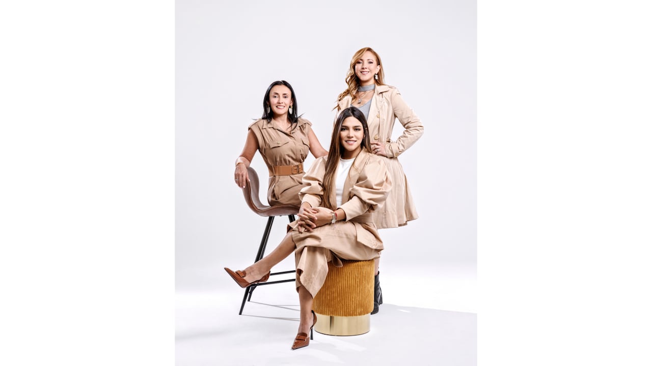 Sentadas: Patricia Chacón y Lina Galindo. De pie: Alexa Oviedo