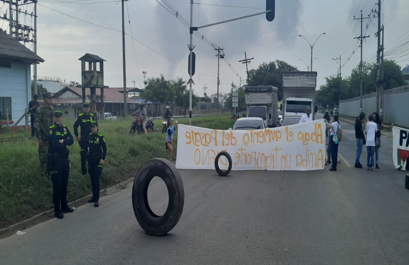 Vías cerradas en ambos sentidos en Yumbo por inconformidad con tarifas del transporte
