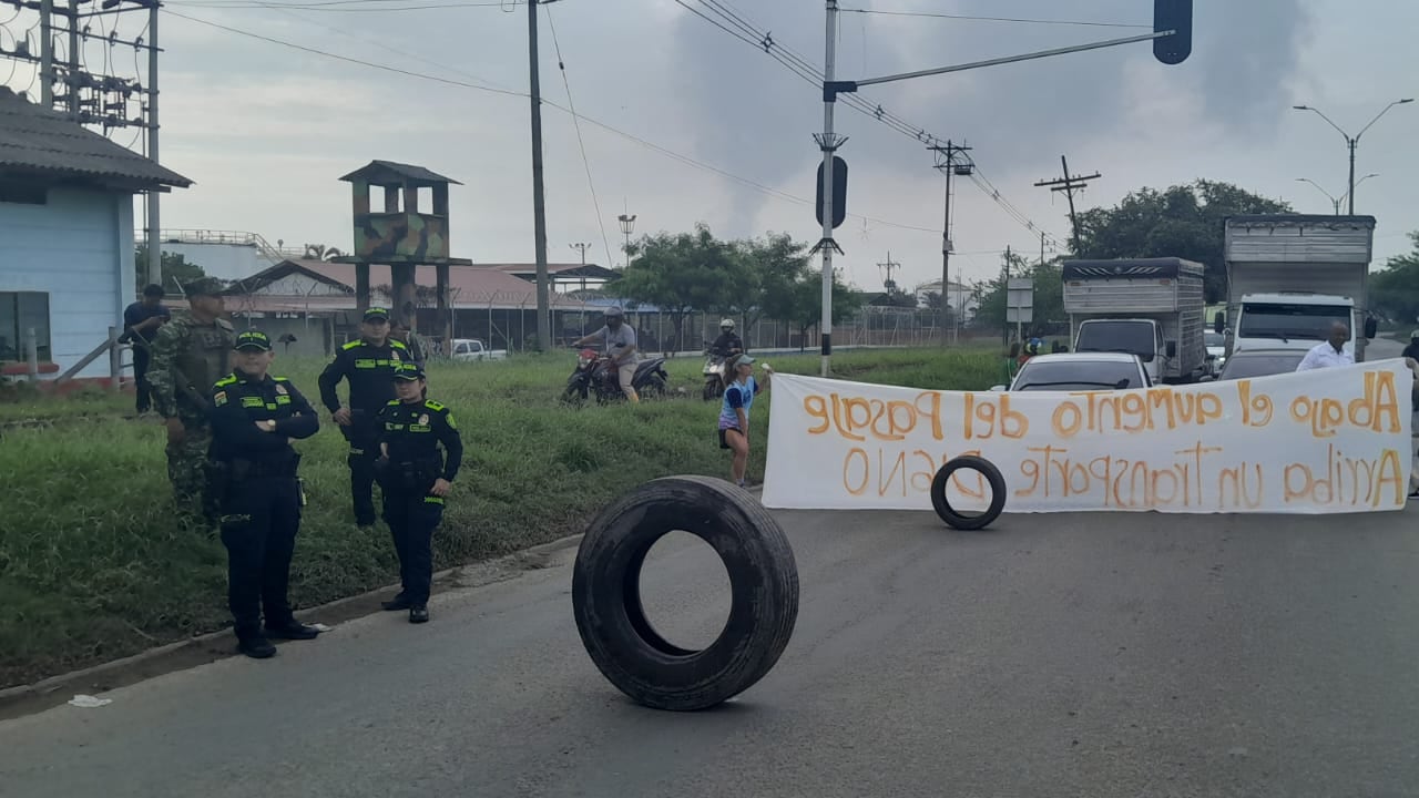 Vías cerradas en ambos sentidos en Yumbo por inconformidad con tarifas del transporte
