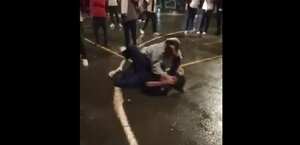 Dos alumnas se agredieron en una cancha de Cali ante la mirada de otros adolescentes.
