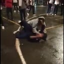 Dos alumnas se agredieron en una cancha de Cali ante la mirada de otros adolescentes.