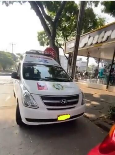 Indignación en Cali tras video viral en el que paramédicos habrían dejado abandonada a una paciente en la ambulancia para irse a desayunar.
