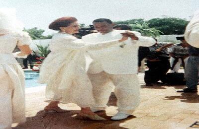 La diseñadora de modas barranquillera Amalyn Hazbún fue la madrina de matrimonio del Joe Arroyo, con quien baila en la foto. 