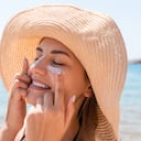 En el caso de las manchas provocadas por la exposición solar, el doctor Ricart explicar que los léntigos solares, nombre con el que se le conoce a este tipo de manchas, son de color marrón claro.