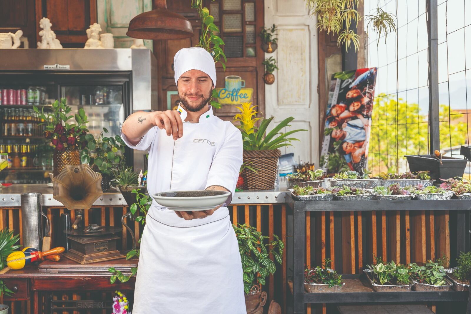 Kabir Arroyave, egresado de Arte Culinario, Pastelería y Arte Dulce, cursa el último semestre de Alimentos y Bebidas.