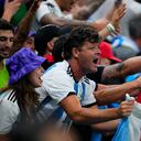 Aficionados de Argentina celebran durante el partido de fútbol de semifinales de la Copa del Mundo entre Argentina y Croacia en el Estadio Lusail en Lusail, Qatar, el martes 13 de diciembre de 2022.