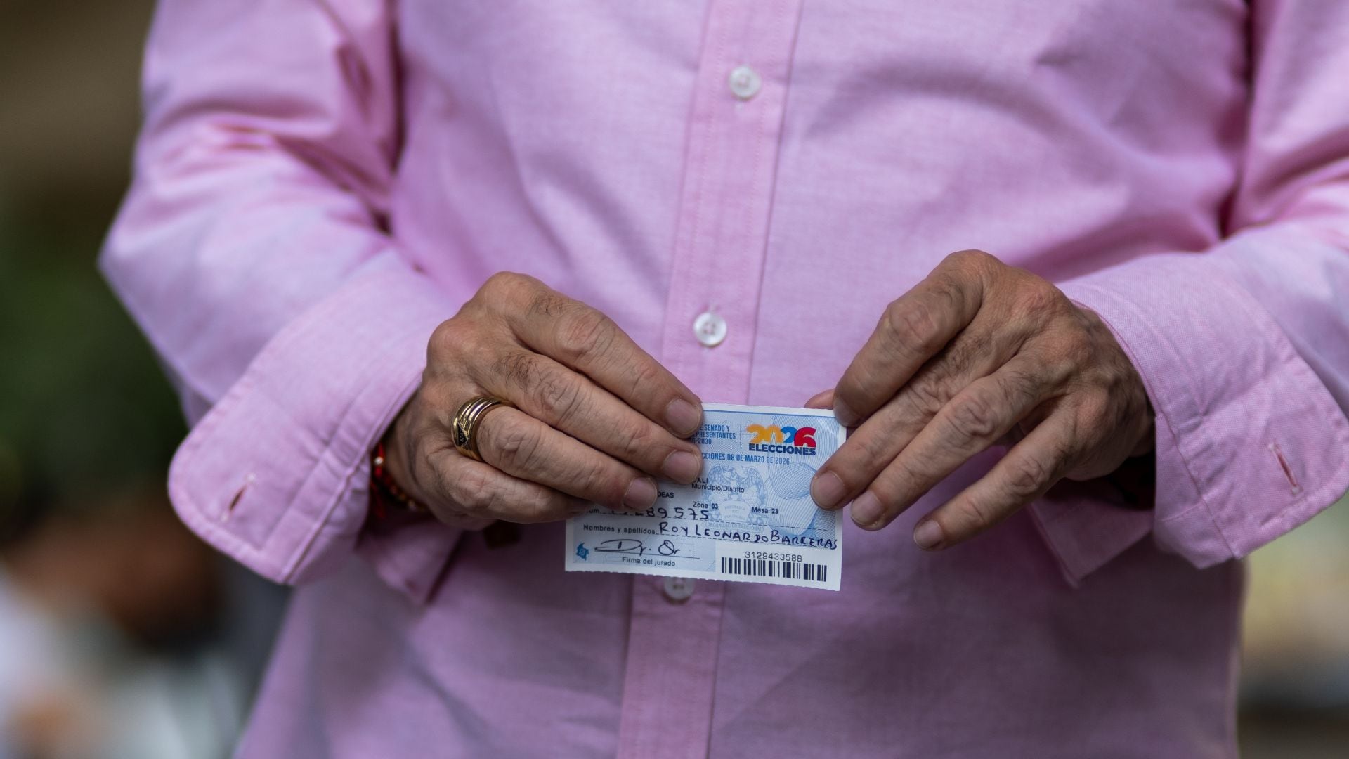 Aunque muchas personas consideran que compartir el certificado es algo inofensivo, el documento contiene información personal sensible.