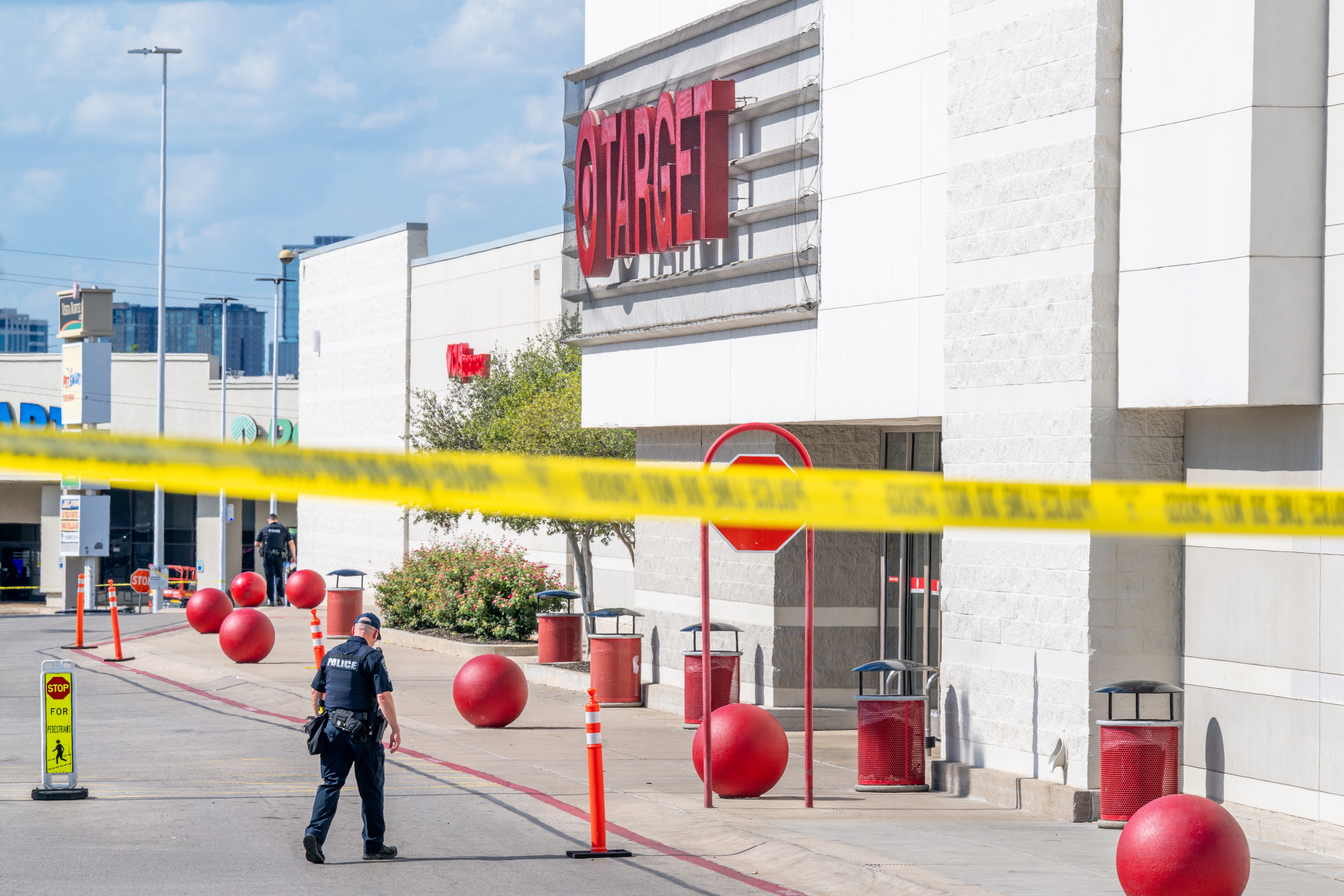 Tres personas murieron después de que un hombre armado abriera fuego en el estacionamiento de una tienda Target en el norte de Austin.