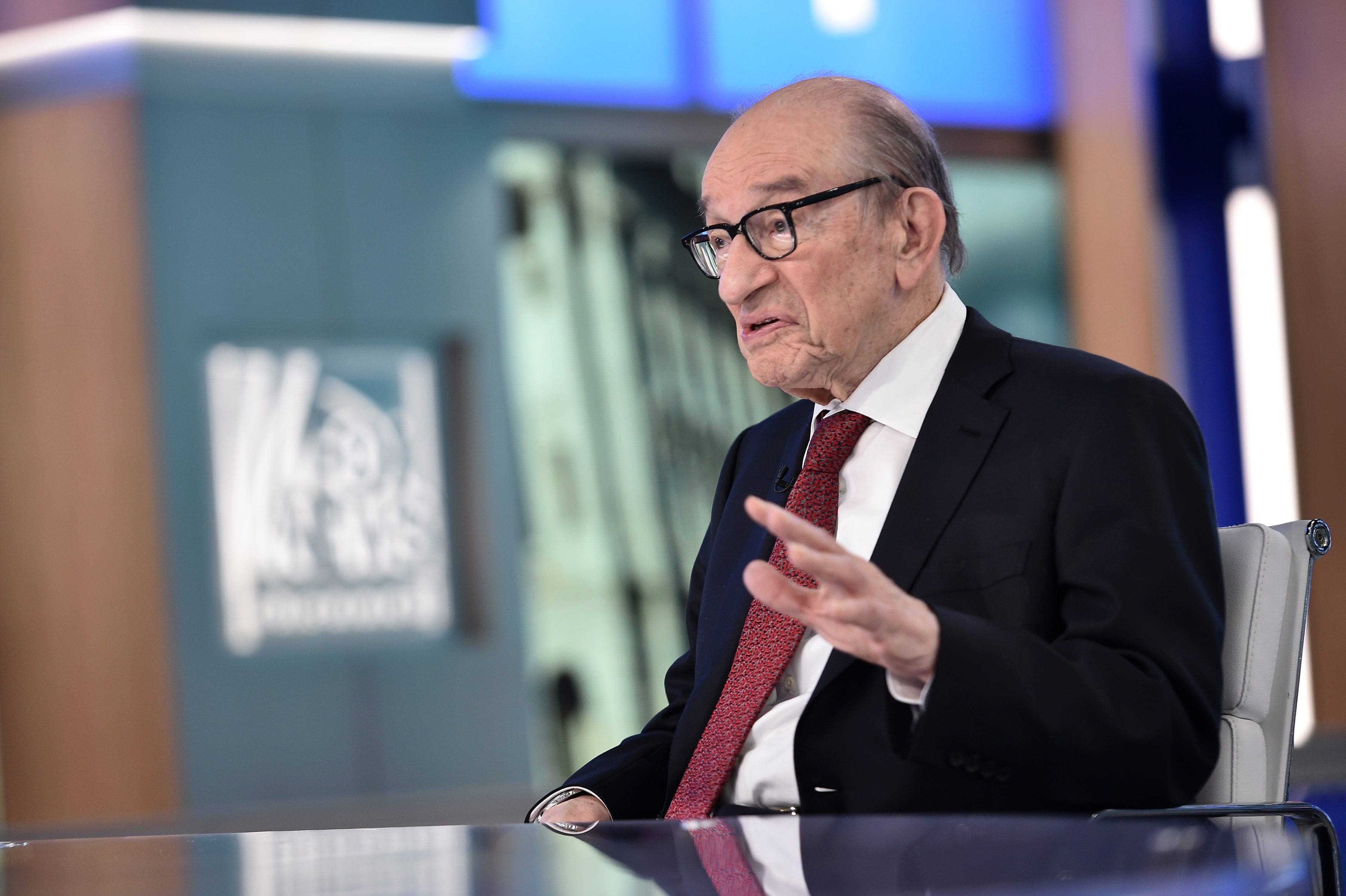 Alan Greenspan visita "The Daily Briefing" en los estudios de Fox News Channel el 17 de octubre de 2018 en la ciudad de Nueva York.