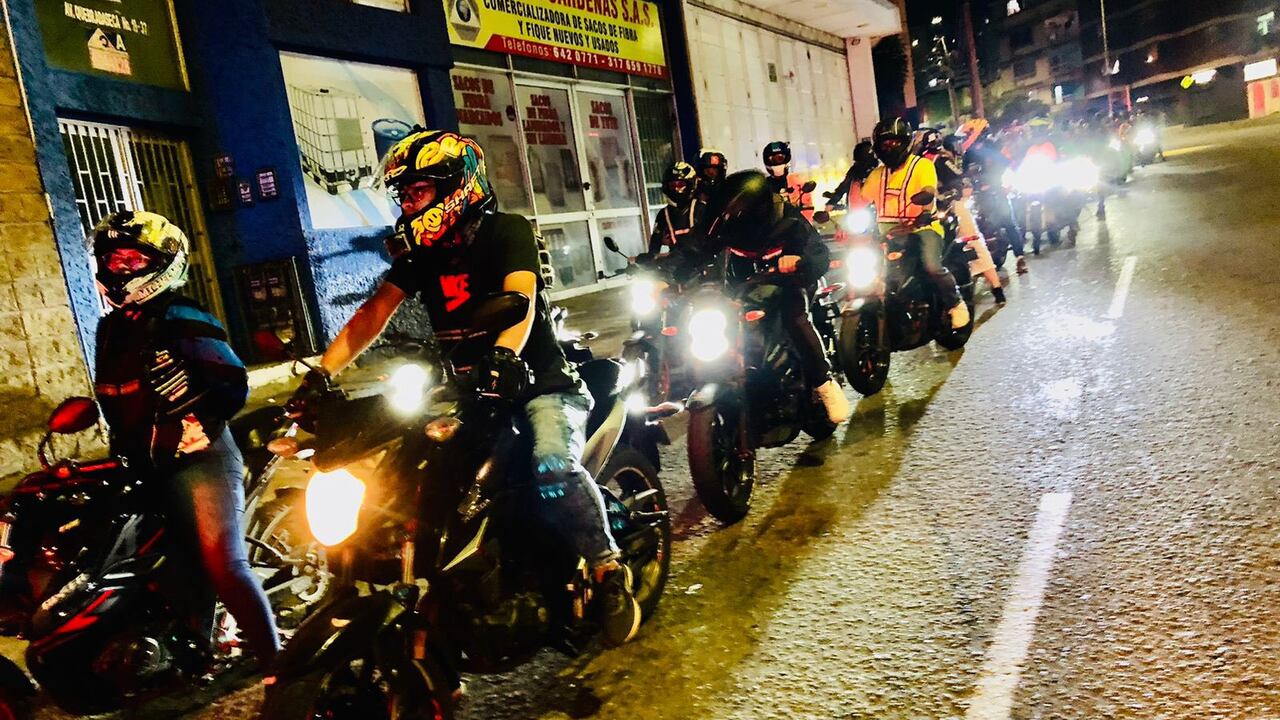 Caravanas nocturnas de motocicletas en Bucaramanga.
