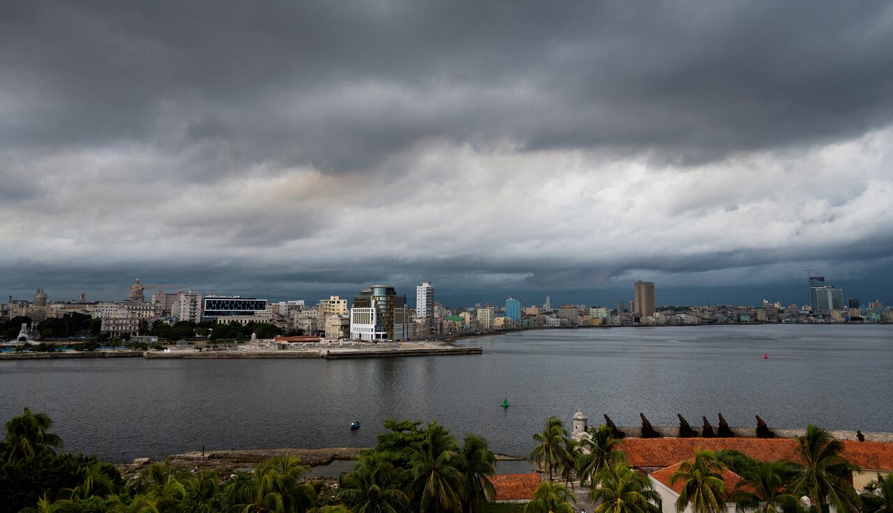 Los meteorólogos predicen que podría convertirse en un gran huracán antes de tocar tierra en Florida esta semana.