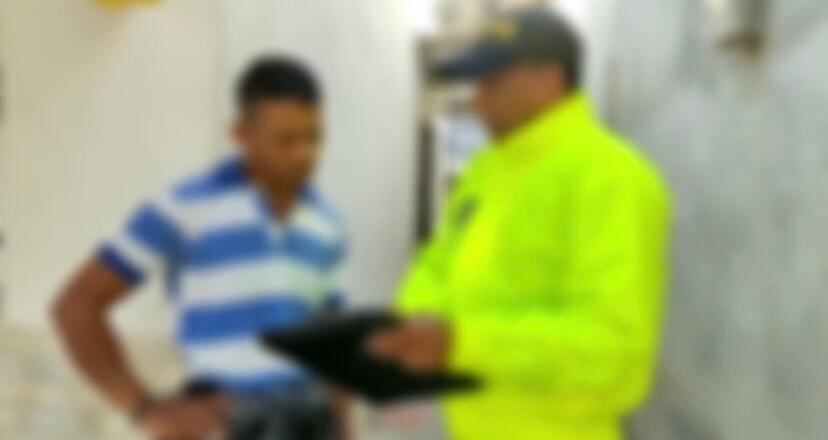 En este momento era capturado el presunto abusador. Imagen editada por protección a menores