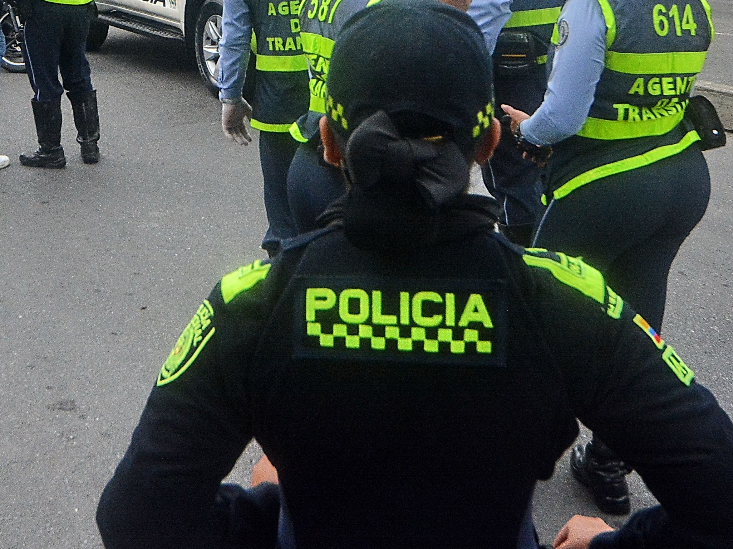 Continúan los operativos de Tránsito y Policía Nacional con el apoyo del ejército, hacia conductores de moto, dónde se exigen documentos al día. A pesar de las campanas que se vienen realizando a través de los medios de comunicación y redes sociales, son muchos los motociclistas que andan sin los documentos al día, ganándose multas e inmovilización del vehículo.