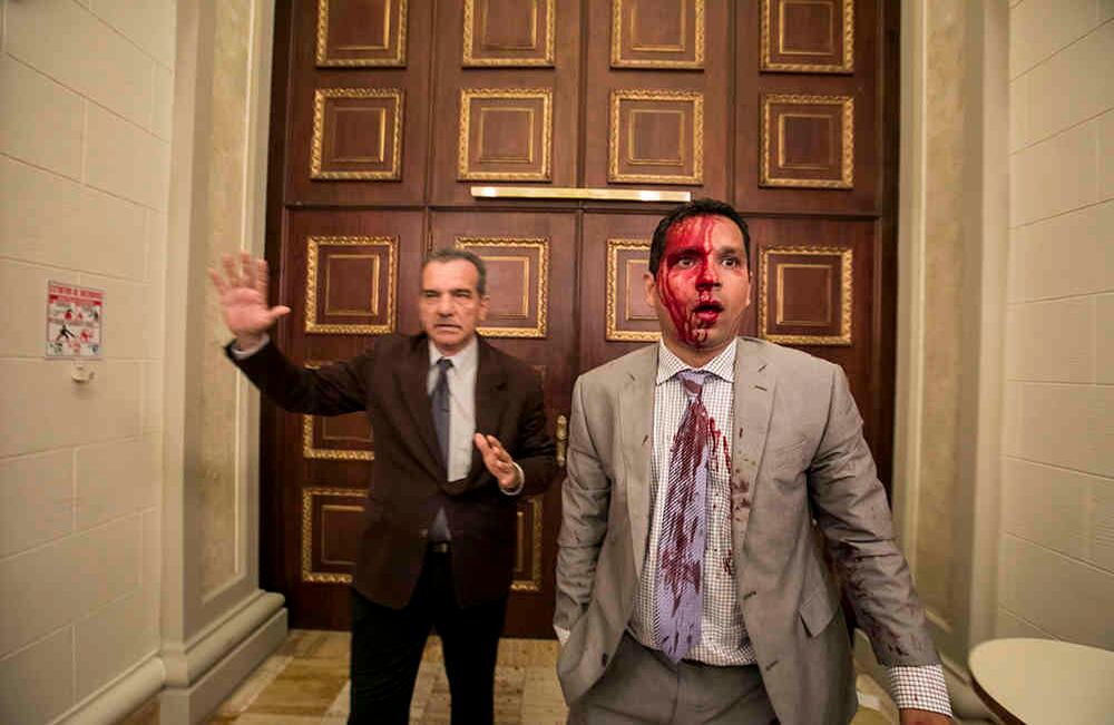 El diputado Luis Stefanelli (i) y el diputado Jose Regnault (d) permanecen en un pasillo de la Asamblea Nacional luego de una disputa con manifestantes hoy, miércoles 5 de mayo de 2017, en Caracas (Venezuela) EFE/MIGUEL GUTIÉRREZ