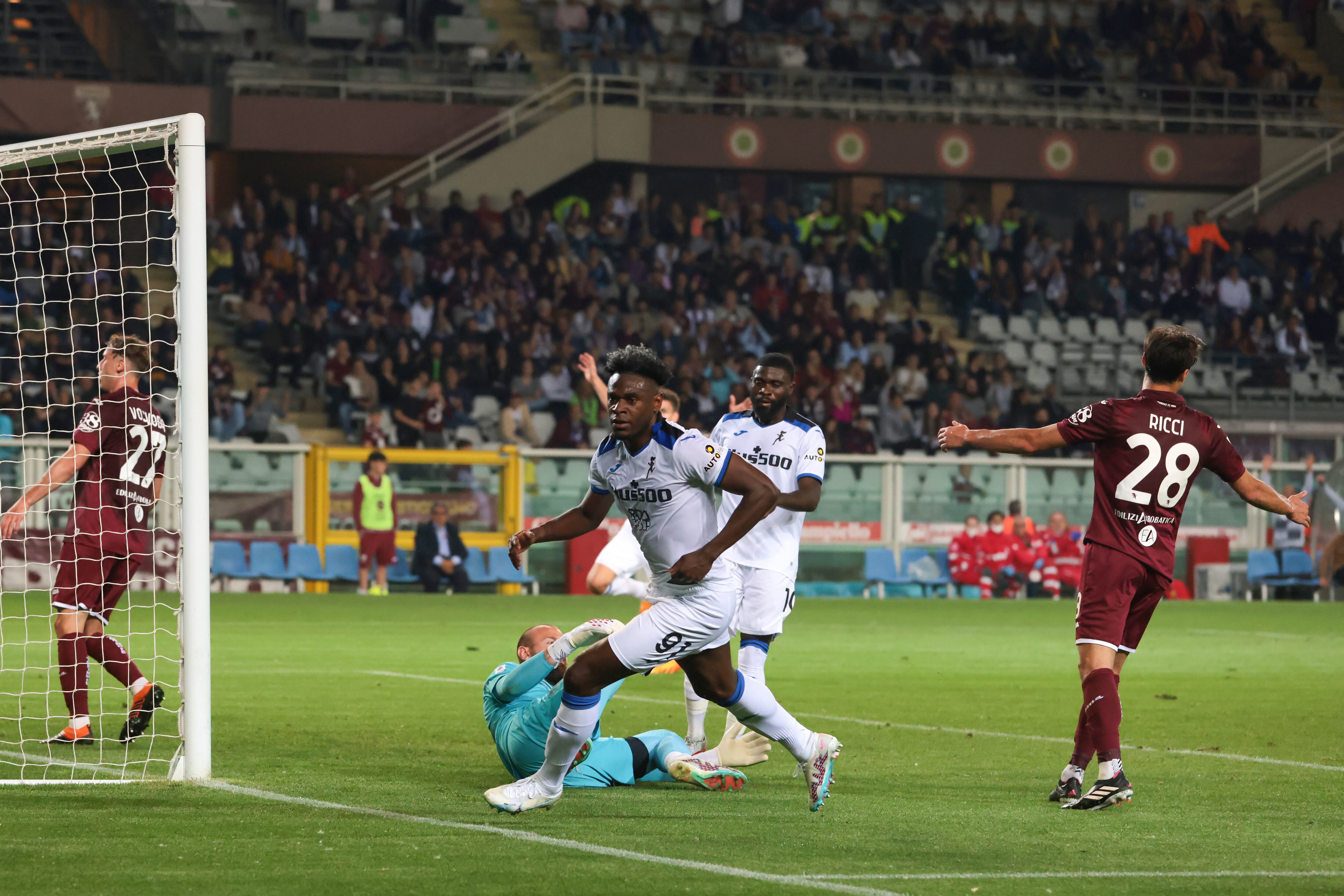 TURIN, ITALY - APRIL 29: Duvan Zapata of Atalanta celebrates after scoring to give the side a 2-1 lead during the Serie A match between Torino FC and Atalanta BC at Stadio Olimpico di Torino on April 29, 2023 in Turin, Italy. (Photo by Jonathan Moscrop/Getty Images)