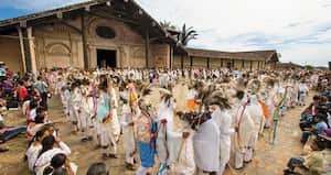 Danzas tradicionales frente a la iglesia de Santa Ana, uno de los seis pueblos que componen la Chiquitania boliviana