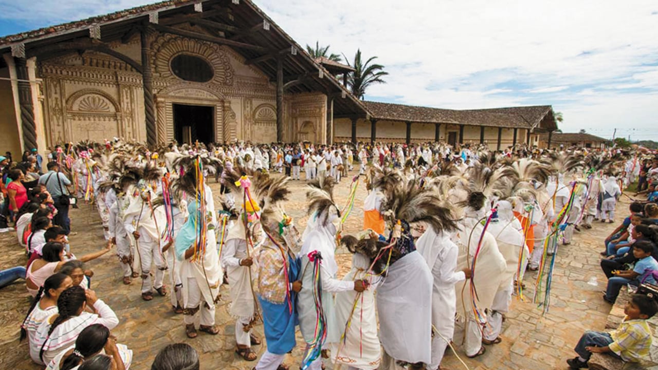 Danzas tradicionales frente a la iglesia de Santa Ana, uno de los seis pueblos que componen la Chiquitania boliviana