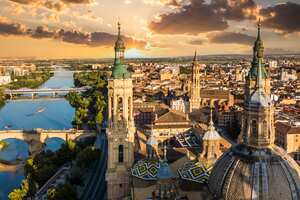 Catedral-Basílica de Nuestra Señora del Pilar y el Río Ebro (Zaragoza, España)