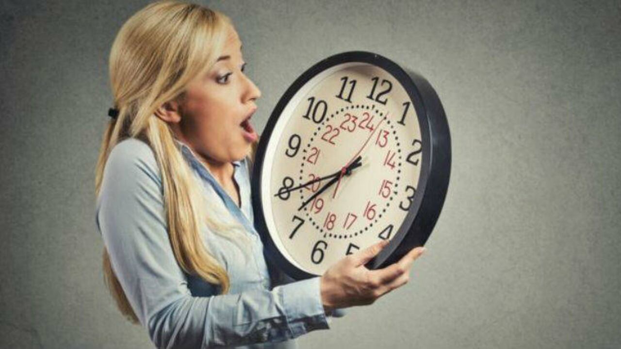 Empresas y gobiernos de todas partes del mundo se plantean reducir horas de trabajo en un esfuerzo por mejorar la vida personal de sus trabajadores. (Getty Images)