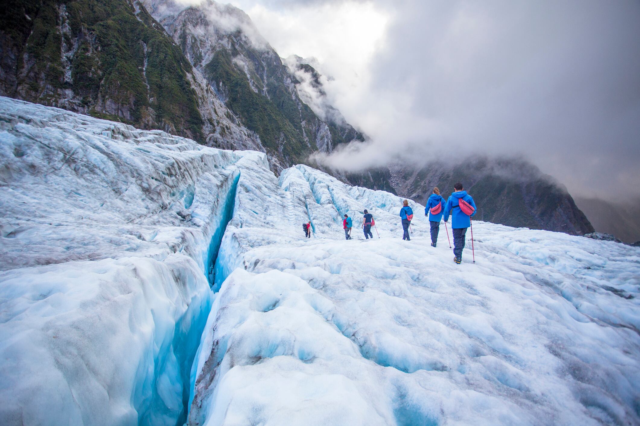 Científicos exploran un glacial de gran tamaño.