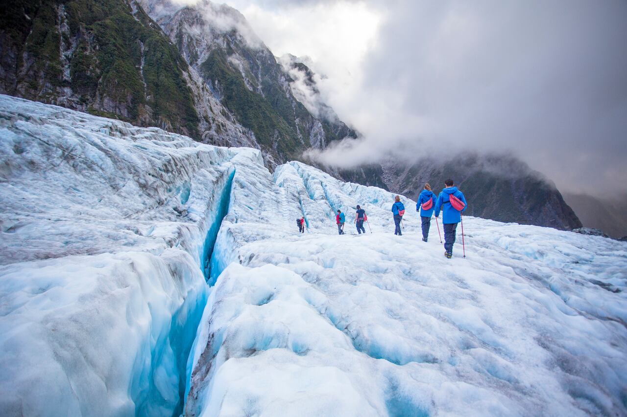 Científicos exploran un glacial de gran tamaño.