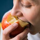 Se recomienda lavar la manzana antes de comerla.