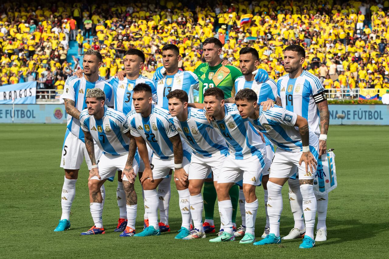 BARRANQUILLA, COLOMBIA - SEPTEMBER 10: (L-R) Argentina squad poses for team photo with Leandro Paredes, Lisandro Martinez, Cristian Romero, Goalkeeper Emiliano Martinez, Nicolas Gonzalez, Nicolas Otamendi, Rodrigo de Paul, Lautaro Martinez, Julian Alvarez, Gonzalo Montiel and Enzo Fernandez during the FIFA World Cup 2026 Qualifier match between Colombia and Argentina at Roberto Melendez Metropolitan Stadium on September 10, 2024 in Barranquilla, Colombia. (Photo by Eurasia Sport Images/Getty Images)