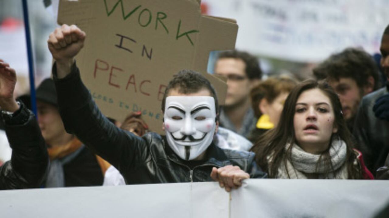 La máscara de Guy Fawkes, un conspirador inglés del siglo XVI, es el símbolo de la indignación global.