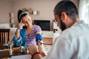 La hipertensión puede causar garaves afecciones al corazón.