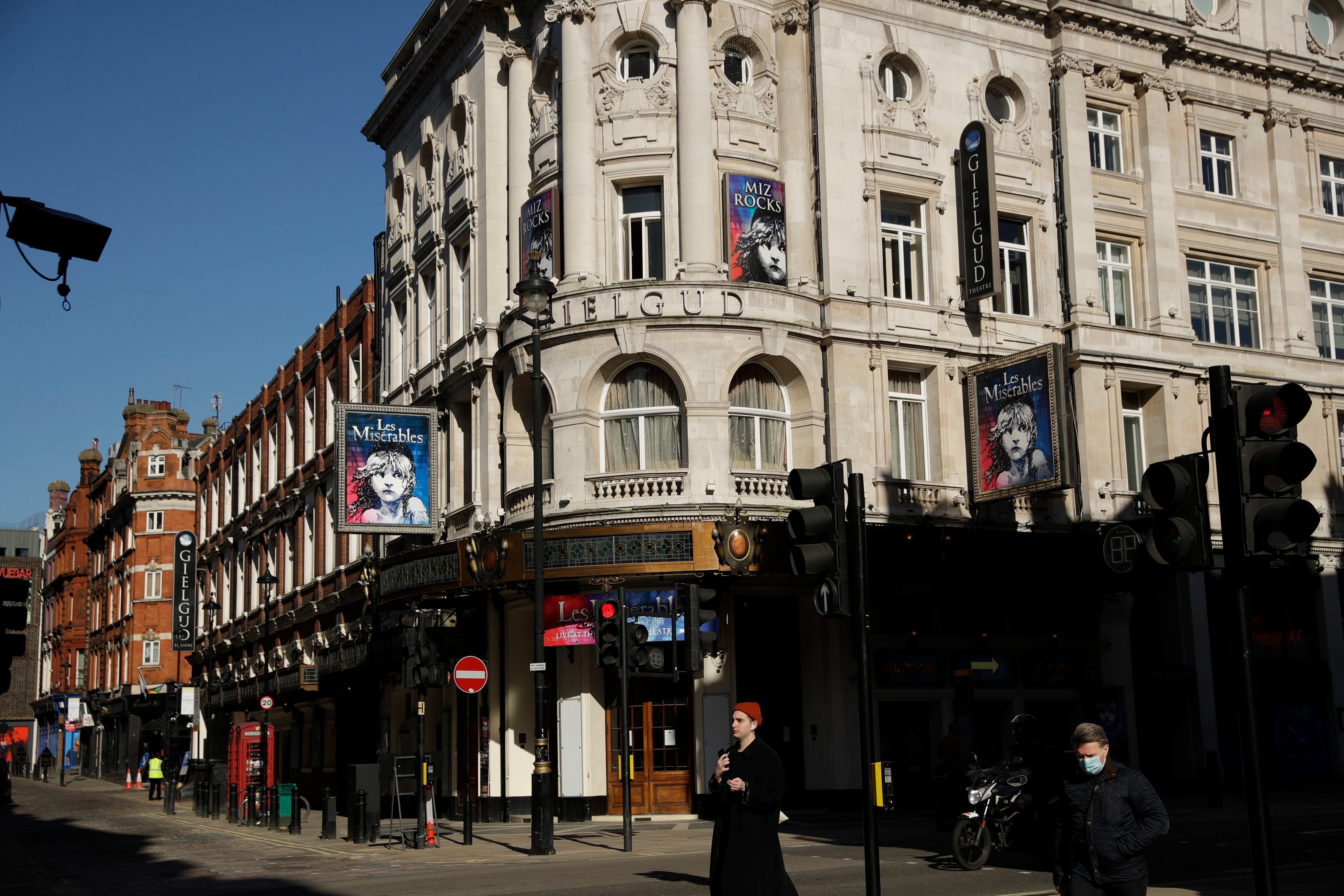 Los letreros de Los Miserables se exhiben en el Teatro Gielgud cerrado temporalmente durante el tercer bloqueo por coronavirus de Inglaterra en Londres, el viernes 26 de febrero de 2021. El primer ministro británico, Boris Johnson, anunció el lunes una lenta reducción de uno de los cierres pandémicos más estrictos de Europa, con interiores lugares como teatros y cines programados para abrir el 17 de mayo (AP Photo / Matt Dunham).