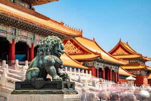 La Ciudad Prohibida (chino: 故宫; pinyin: Gùgōng) es un complejo palaciego en el centro de Beijing, China. Alberga el Museo del Palacio y fue el antiguo palacio imperial chino desde la dinastía Ming hasta finales de la dinastía Qing (los años 1420 a 1912). La Ciudad Prohibida sirvió como hogar de los emperadores y sus casas, así como centro ceremonial y político del gobierno chino durante casi 500 años