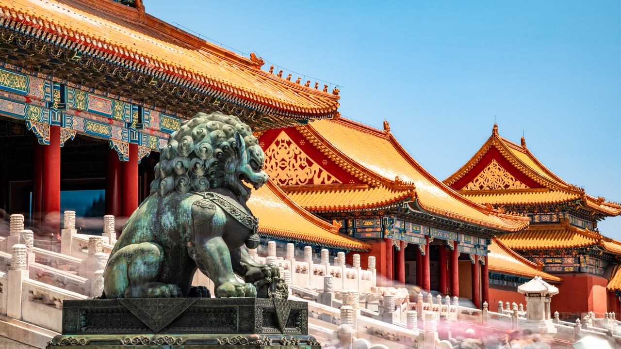 La Ciudad Prohibida (chino: 故宫; pinyin: Gùgōng) es un complejo palaciego en el centro de Beijing, China. Alberga el Museo del Palacio y fue el antiguo palacio imperial chino desde la dinastía Ming hasta finales de la dinastía Qing (los años 1420 a 1912). La Ciudad Prohibida sirvió como hogar de los emperadores y sus casas, así como centro ceremonial y político del gobierno chino durante casi 500 años