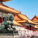 La Ciudad Prohibida (chino: 故宫; pinyin: Gùgōng) es un complejo palaciego en el centro de Beijing, China. Alberga el Museo del Palacio y fue el antiguo palacio imperial chino desde la dinastía Ming hasta finales de la dinastía Qing (los años 1420 a 1912). La Ciudad Prohibida sirvió como hogar de los emperadores y sus casas, así como centro ceremonial y político del gobierno chino durante casi 500 años