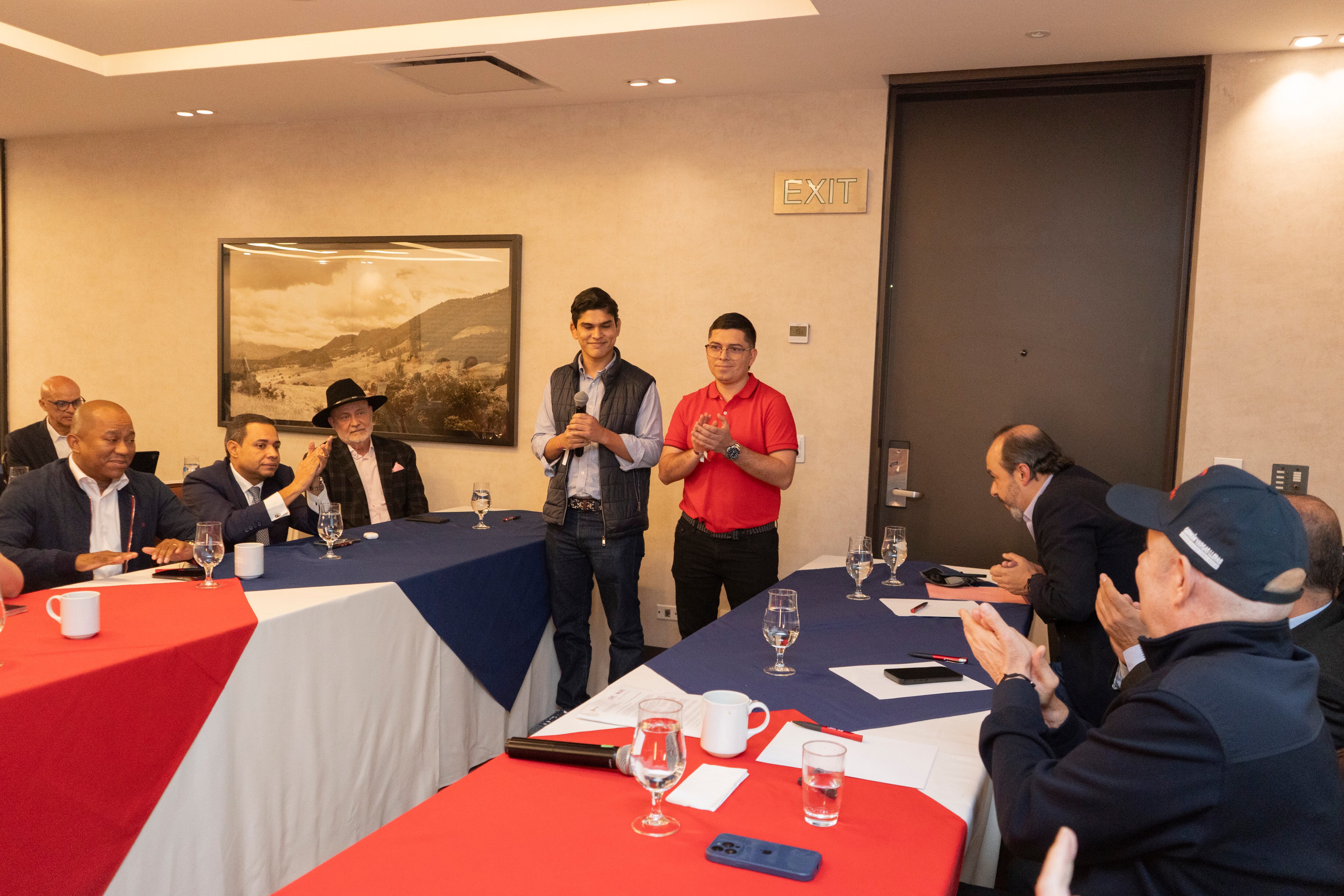 Alrededor de mil jóvenes firmaron una carta dirigida a Germán Vargas Lleras en la que le piden lanzarse a la Presidencia.