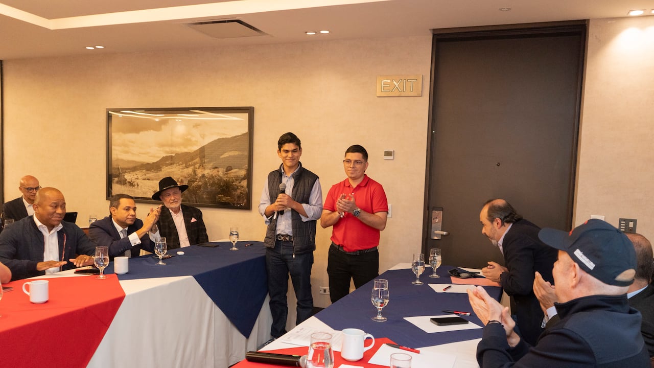 Alrededor de mil jóvenes firmaron una carta dirigida a Germán Vargas Lleras en la que le piden lanzarse a la Presidencia.