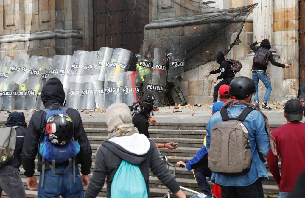 El Escuadrón Móvil Antidisturbios respondió con bombas aturdidoras y gas lacrimógeno para dispersar a los protestantes. Los enfrentamientos continuaron intermitentemente hasta las 4:30, cuando la policía retiró a todos los manifestantes de la Plaza. FOTO: León Darío Peláez / Semana