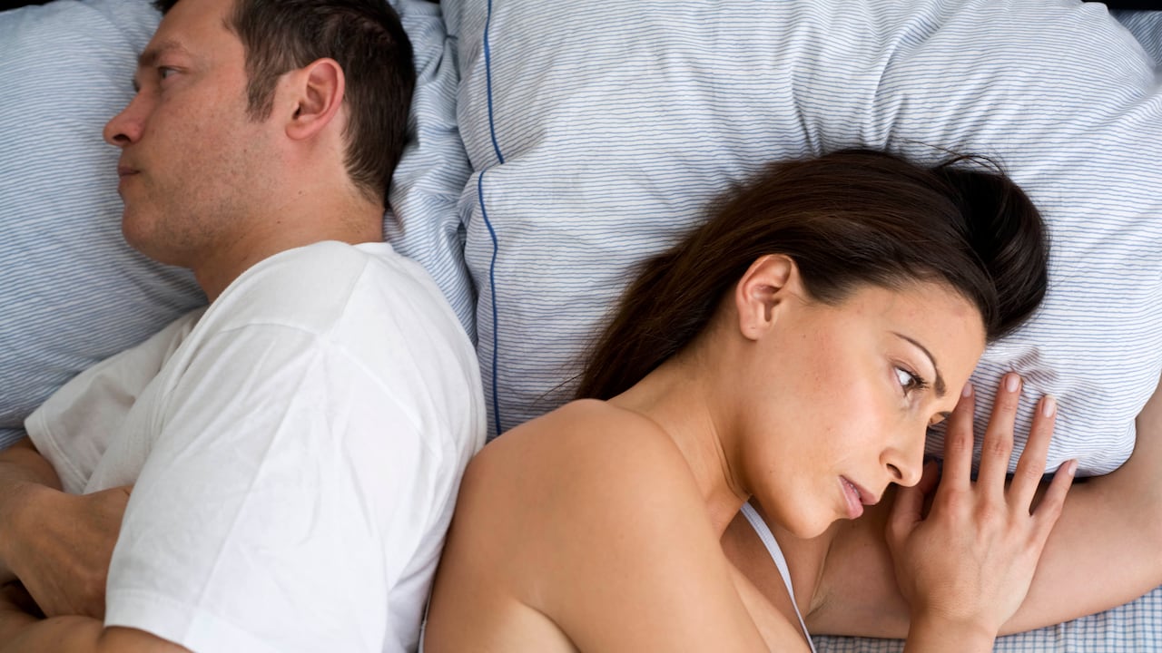 25-29 años; 30-34 años; argumento; espalda con espalda; cama; novio; caucásico; imagen en color; conflicto; dificultad; directamente arriba; desacuerdo; decepción; vida domestica; frustración; Novia; cabeza y los hombros; pareja heterosexual; vista de ángulo alto; horizontal; adentro; tendido estilo de vida; Londres; hombre; adulto de mediana edad; hombres adultos de mediana edad; oposición; personas; fotografía; problema; perfil; disputas; triste; grave; vista lateral; pensando; juntos; preocupante dos personas; infeliz; Reino Unido; disgustado; vulnerabilidad; mujer; adulto joven; mujer joven; Europa; europeo