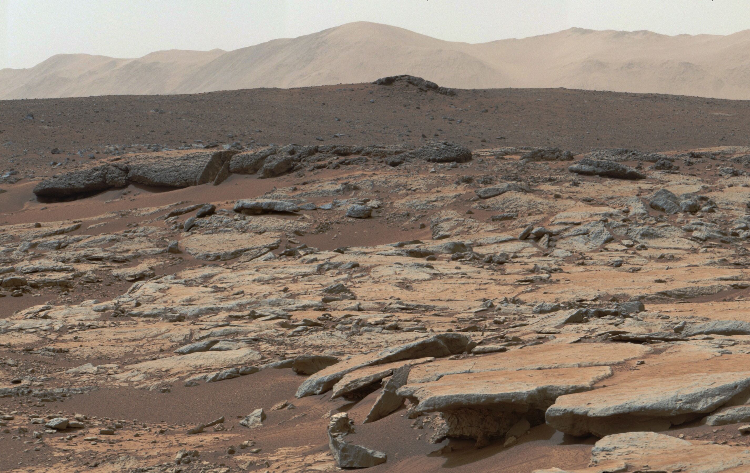 Una foto , cubierto por el rover Curiosity Mars de la NASA, muestra una serie de depósitos sedimentarios en el área de Glenelg del cráter Gale, desde una perspectiva en Yellowknife Bay mirando hacia el oeste-noroeste