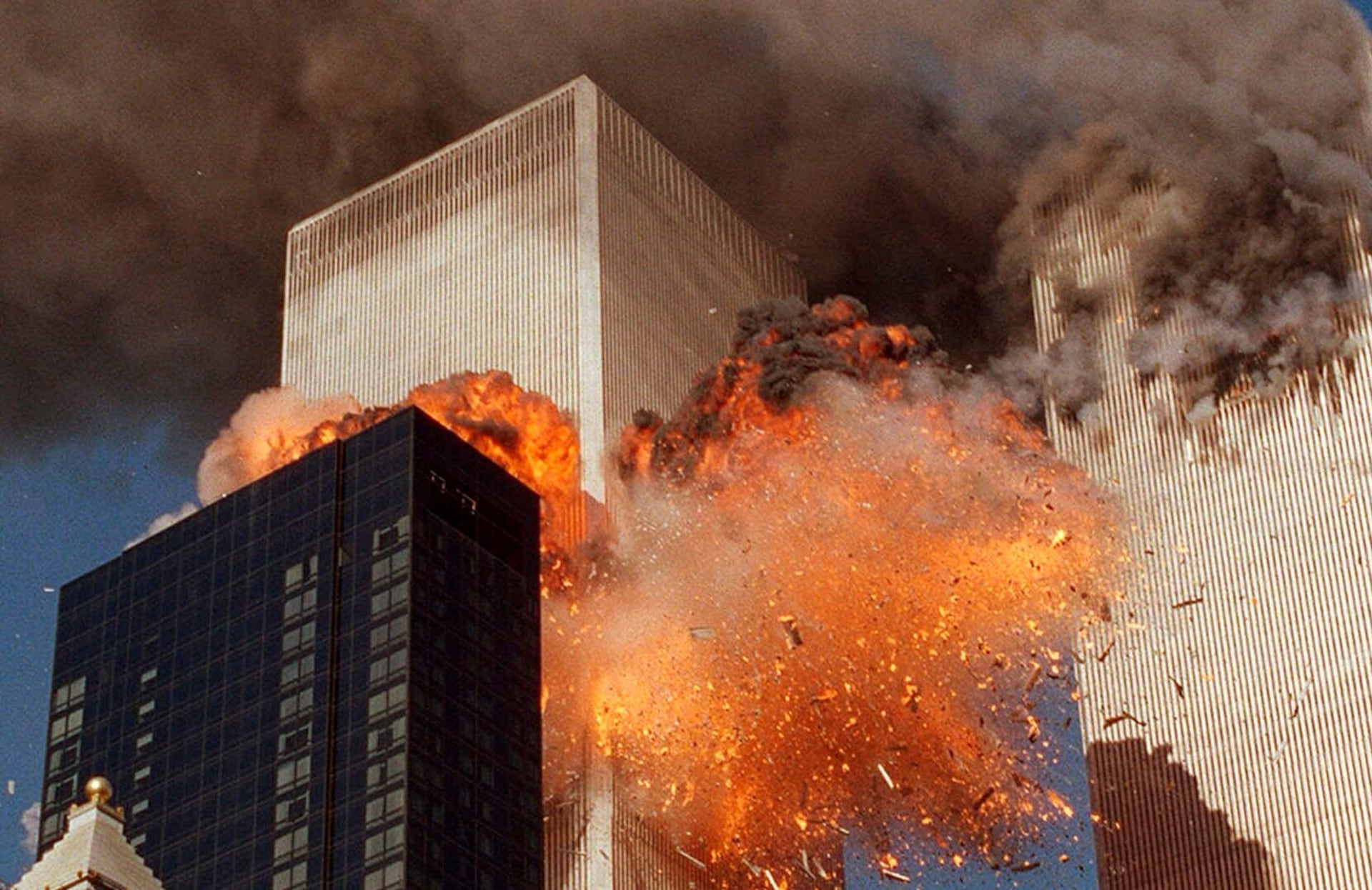 A 25 años del atentado contra las Torres Gemelas, esta imagen recuerda cómo el humo se elevaba desde una de las torres del World Trade Center, mientras las llamas y los escombros salían despedidos de la segunda torre en Nueva York, el 11 de septiembre de 2001.