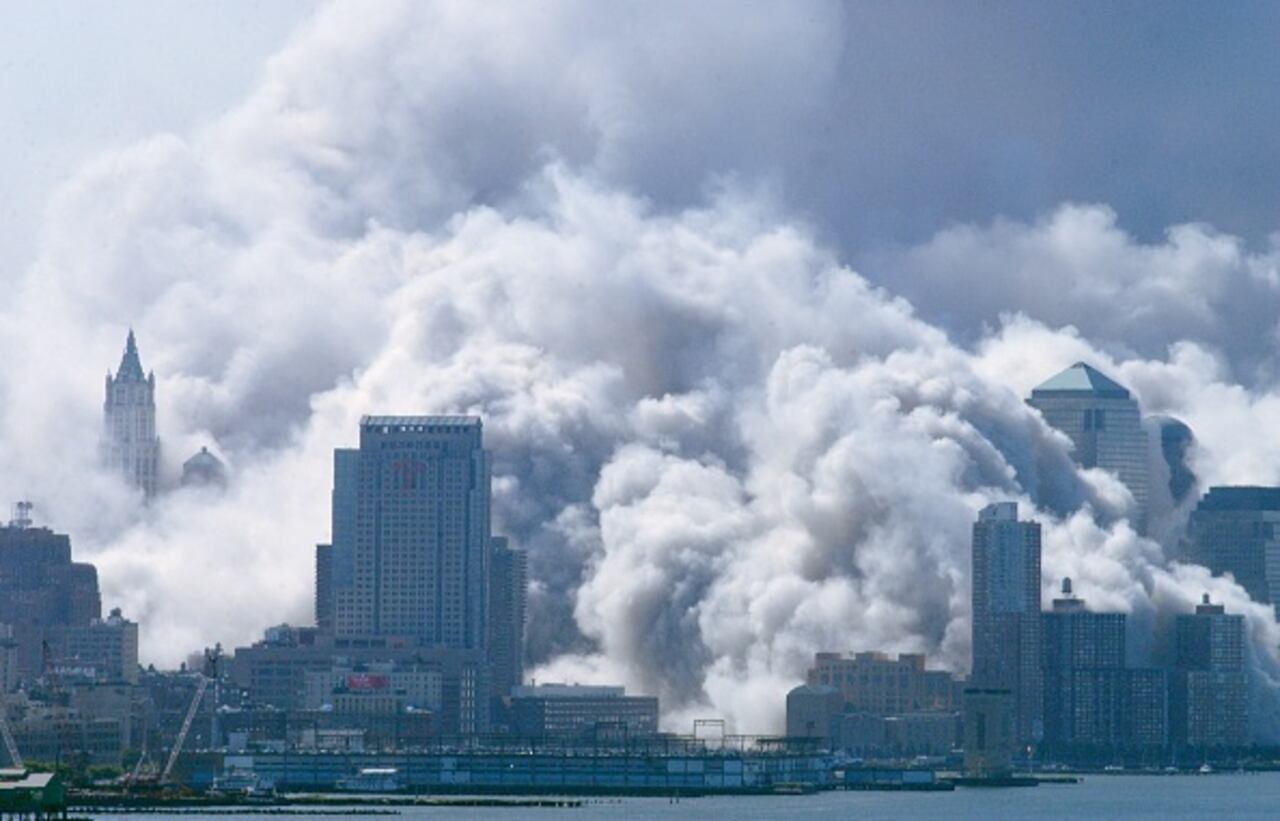Una enorme nube de humo cubrió Manhattan tras el colapso de las Torres Gemelas.