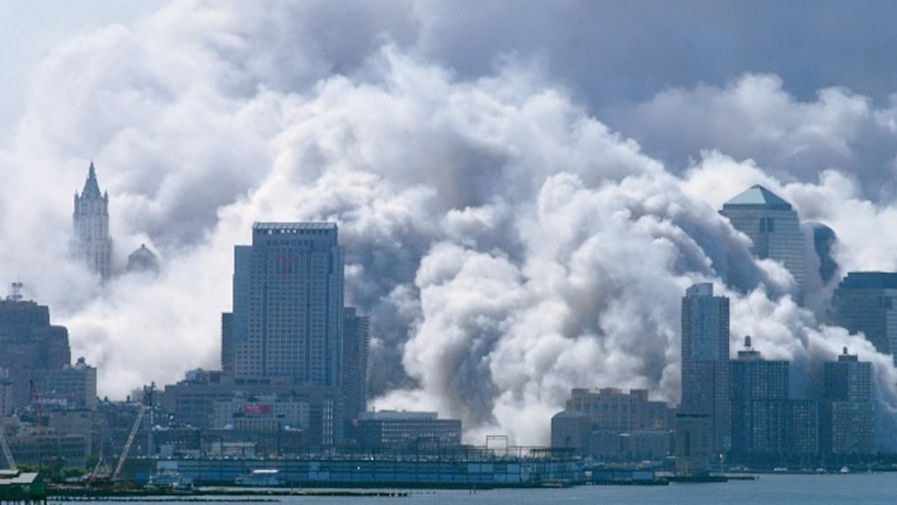 Las dos torres cedieron ante la gravedad de los ataques, hechos por terroristas que habían secuestrado aviones comerciales.