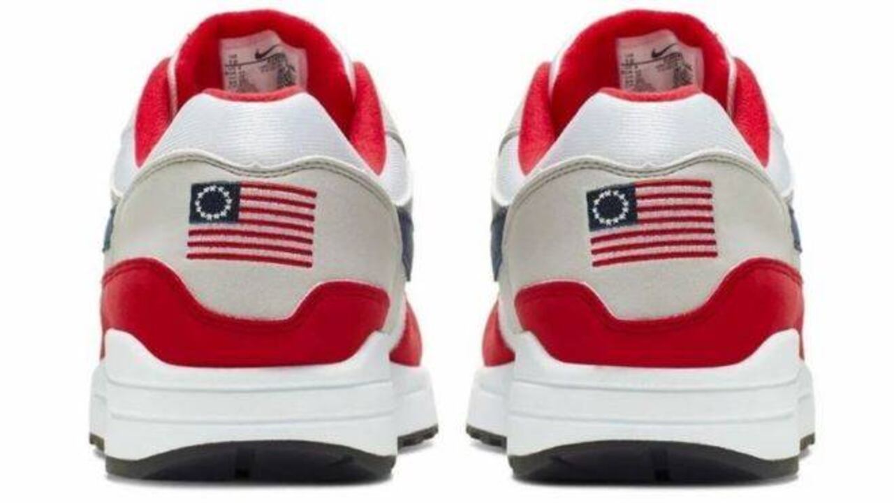 Este modelo de zapatillas Nike generó polémica por la bandera estadounidense que lleva impresa.