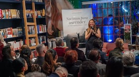 Alexa Oviedo durante la presentación de su libro 'Nacimos para ascender' en la librería El gato que lee y bebe.